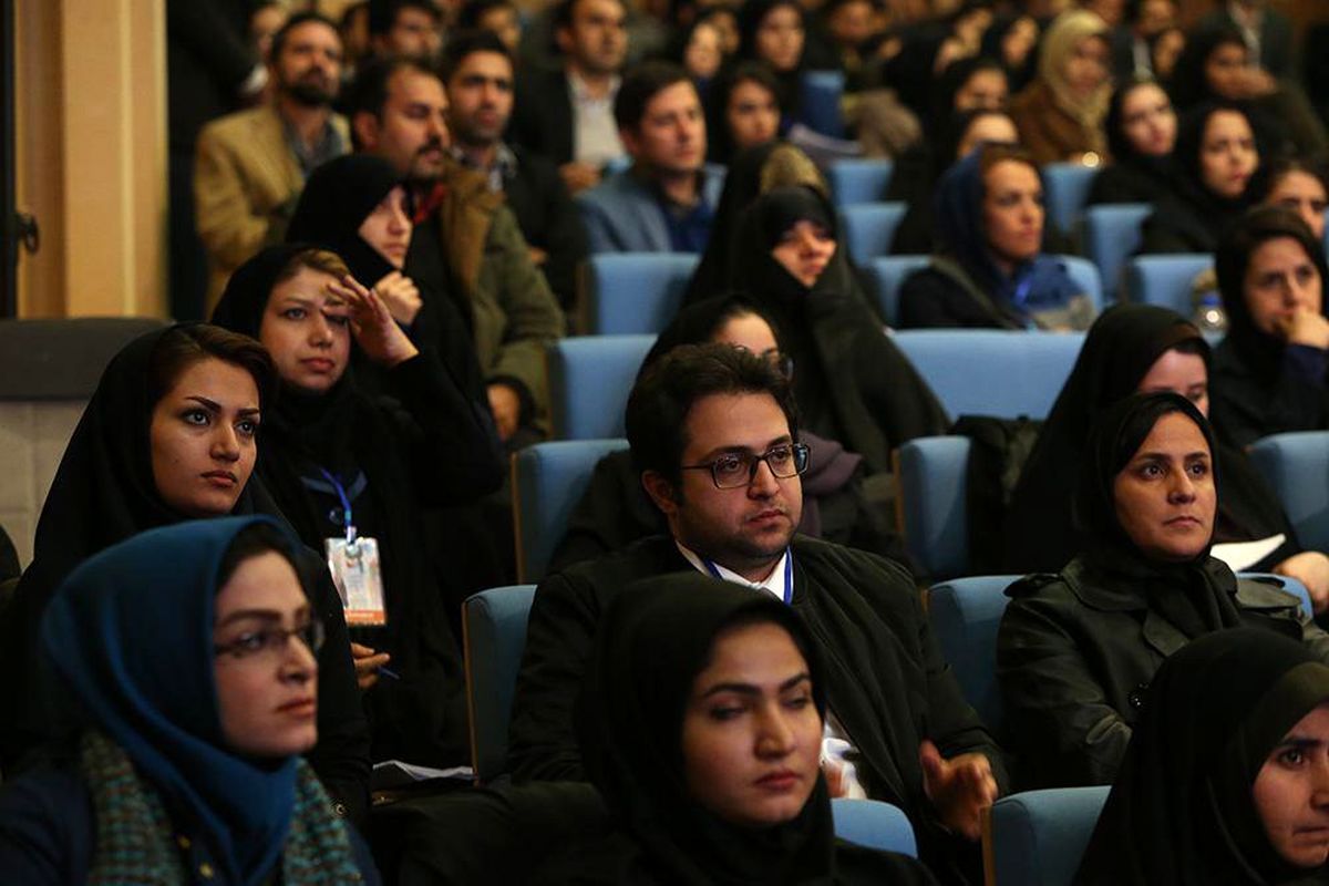 خواهان برگزاری نشست مستمر دولت و جوانان هستیم