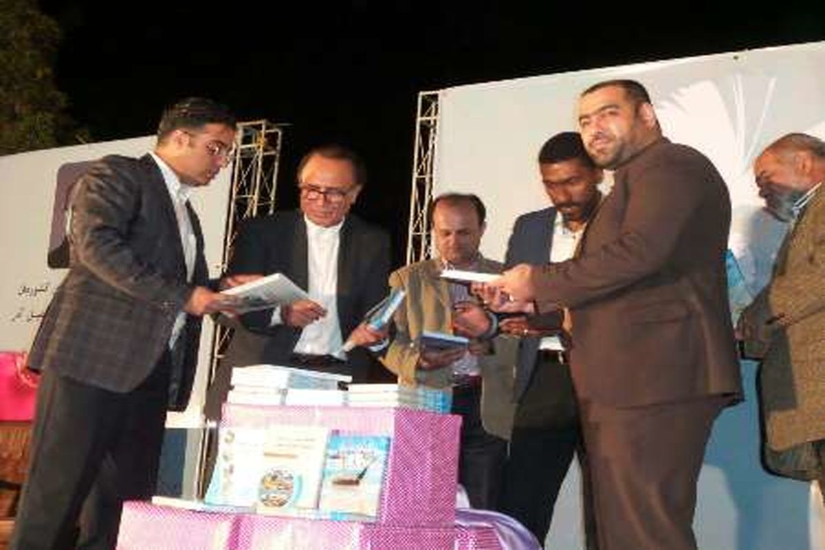 مردم بندرعباس در جشنواره گلریزان کتاب ۱۸ هزار جلد کتاب هدیه کردند