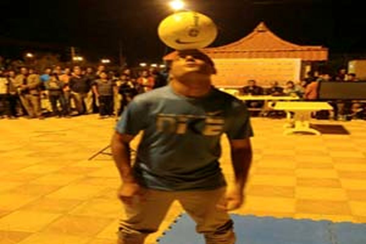 ورزشکار مینابی رکورد جهانی نگه داشتن توپ با سر را شکست
