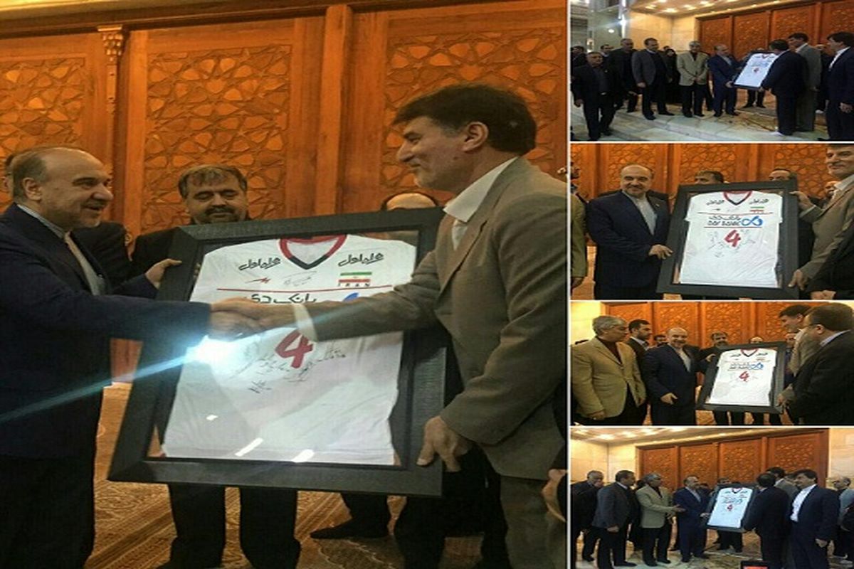 سلطانی فر پیراهن تیم ملی والیبال را به موزه امام اهدا کرد