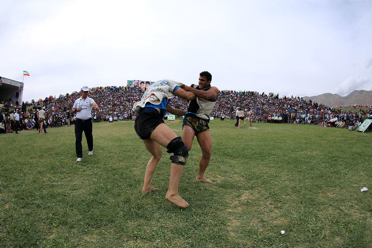 مسابقات کشتی چوخه در قوچان برگزار شد