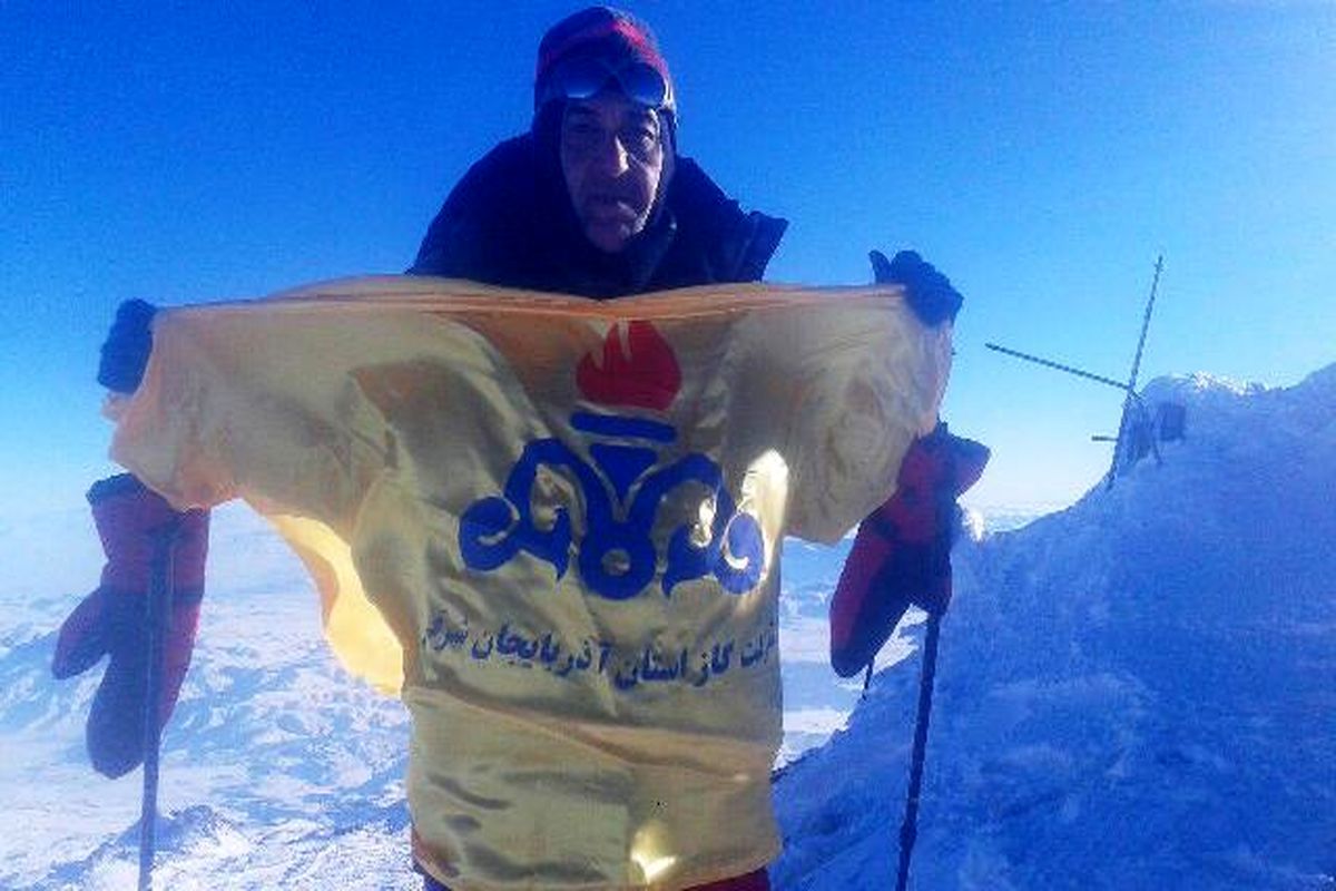 صعود زمستانی کارمند شرکت گاز استان آذربایجان شرقی به قله ۵۱۳۷ متری آرارات ترکیه