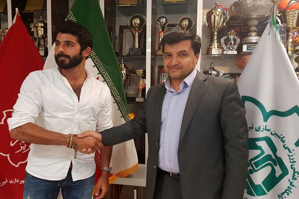 دروازه بان ماشین سازی بصورت غیرقانونی با یک تیم اسپانیائی قرارداد امضا کرد