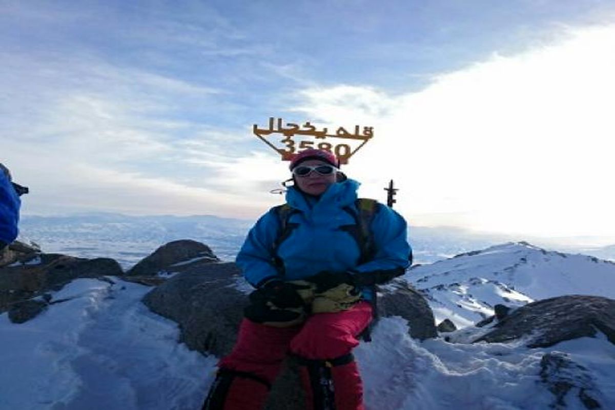 صعود بانوی کوهنورد دهلرانی به ارتفاعات قله یخچال همدان