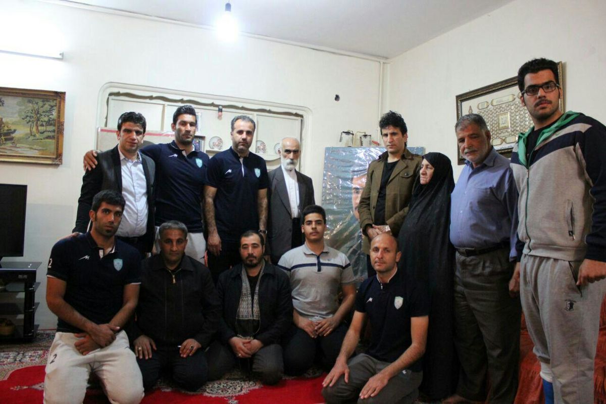 دیدار کادر فنی وبازیکنان خیبر با خانواده شهید بهروز کاکی