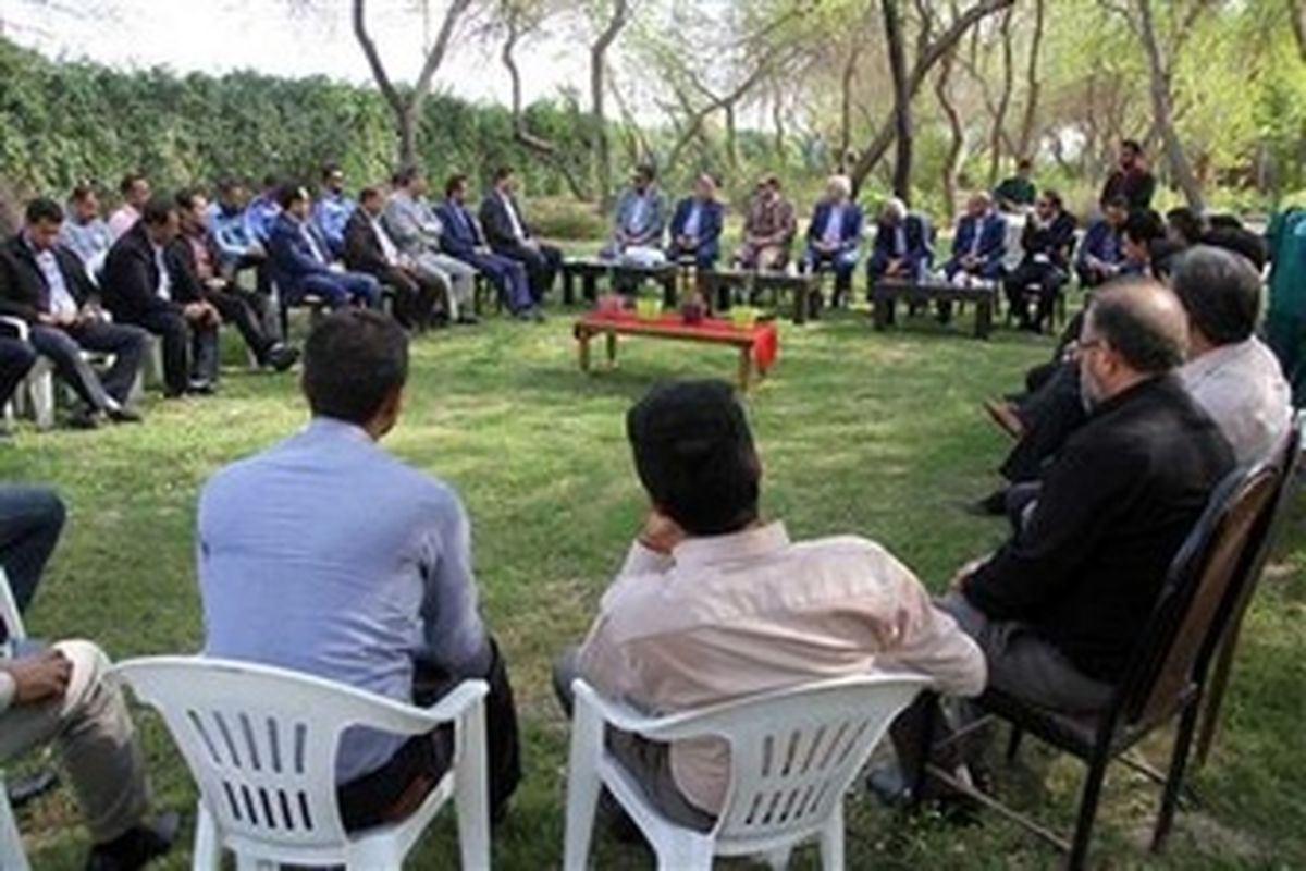 جلسه ای درون سازمانی منطقه ویژه اقتصادی پتروشیمی بندر امام، در نهالستان آن منطقه برگزار شد.