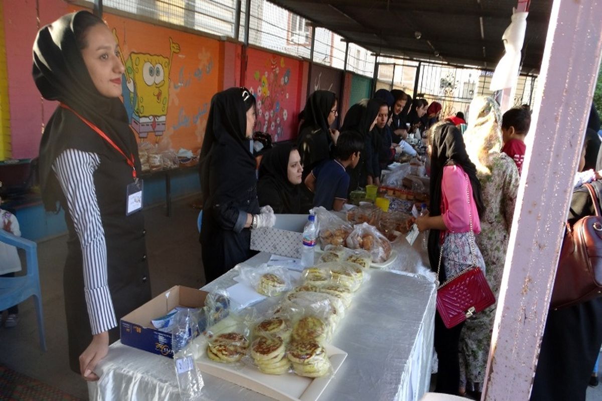 در هفته احسان و نیکوکاری جشنواره غذا در مدرسه سید قطب بندرعباس برگزار شد