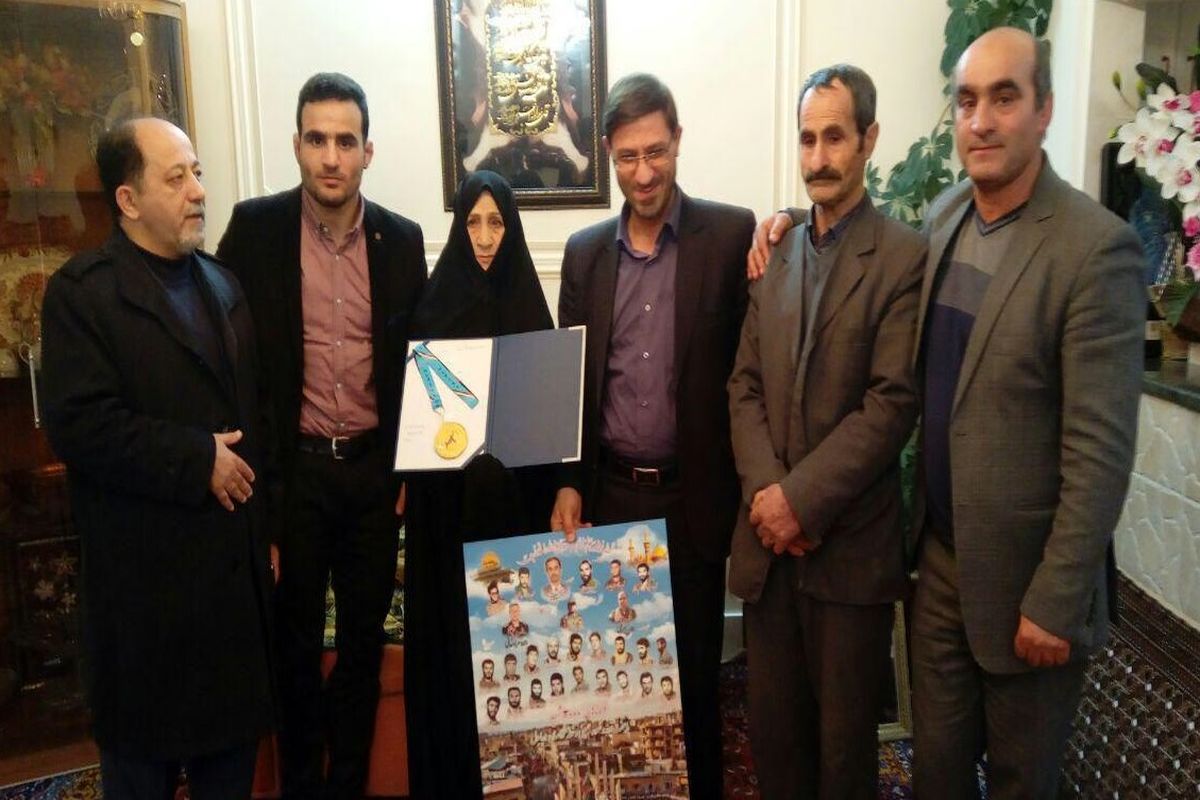 طلایی کشتی آزاد مدال خود را تقدیم خانواده شهید شهرباری کرد