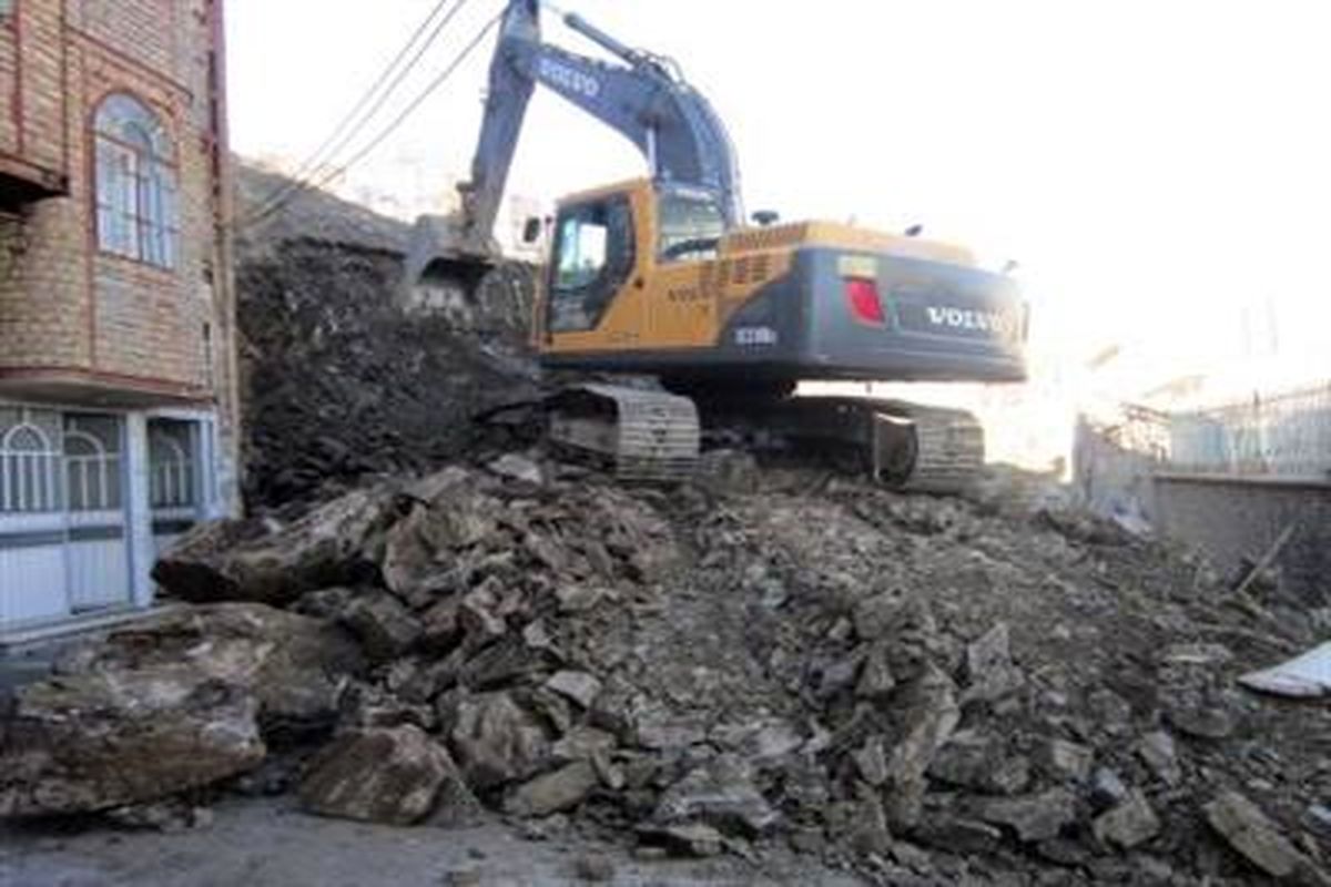 رفع مشکل ریزش ترانشه تپه پیرغریب سنندج