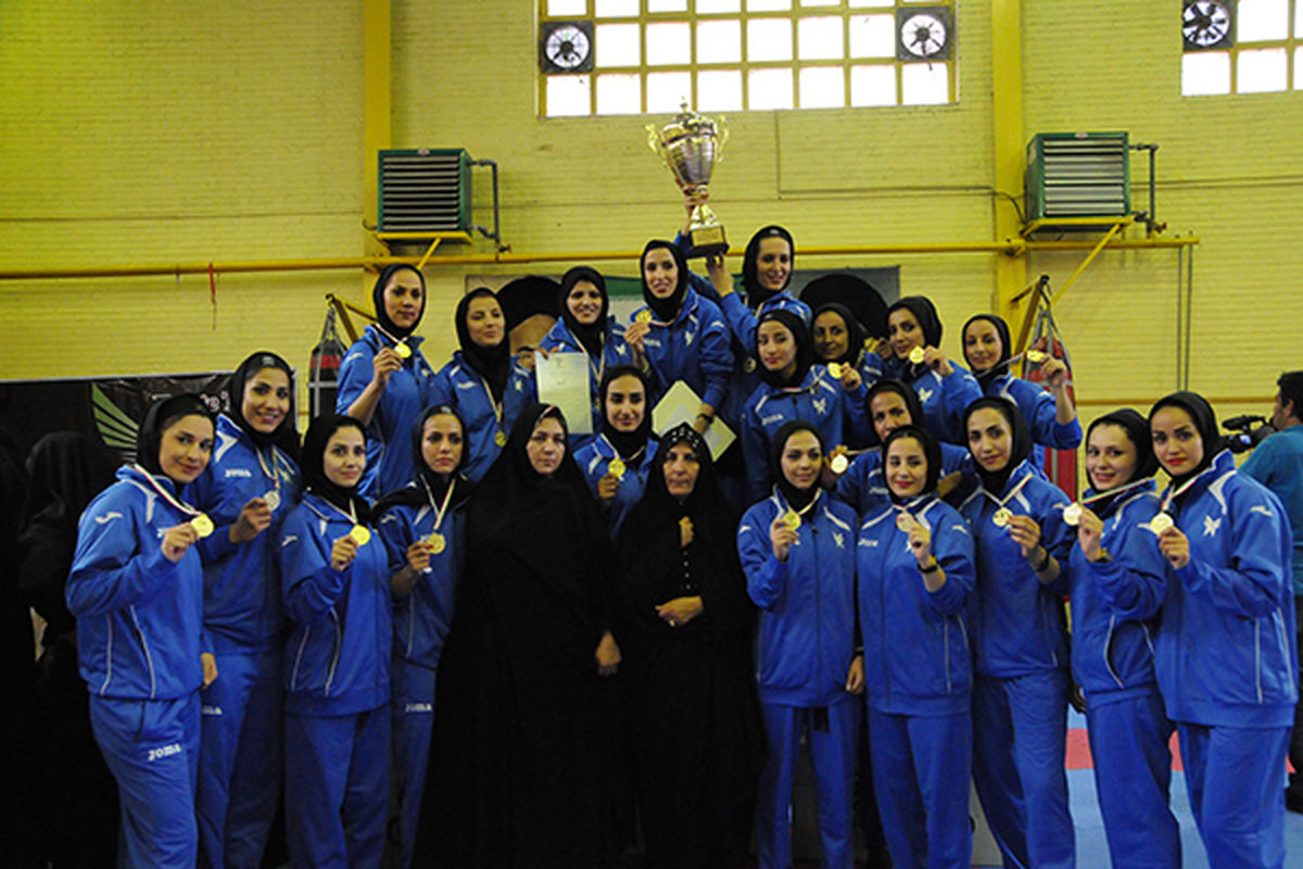 تیم دانشگاه آزاد در مسابقات سوپرلیگ کاراته کشور قهرمان شد
