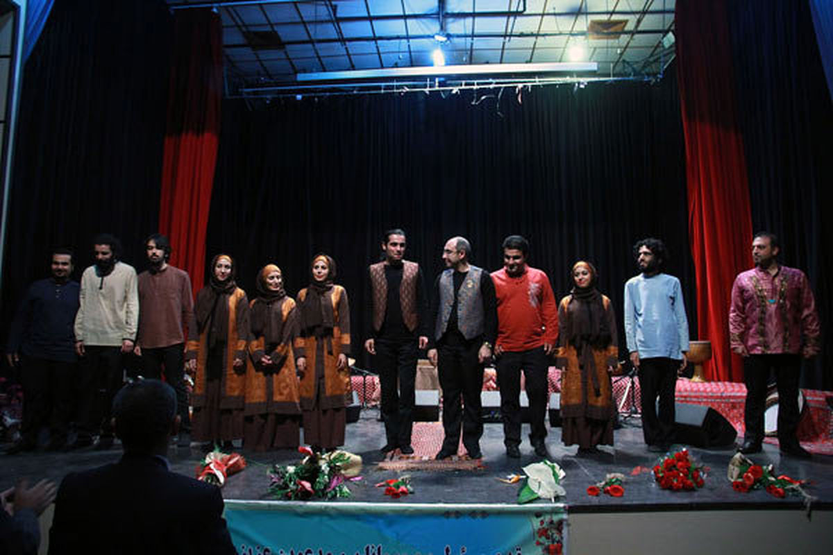 گروه موسیقی «برافشان» با اجرای قطعه «کاروان شهید» به صحنه رفت