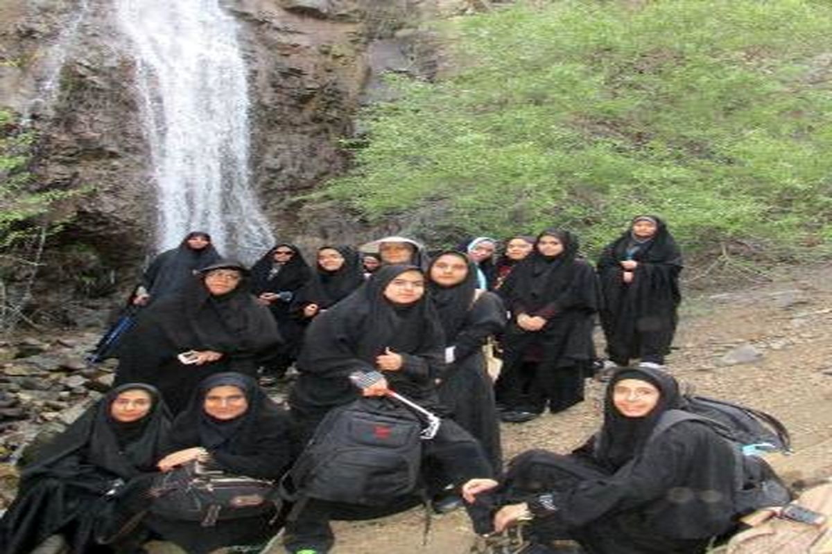 خواهران بسیجی استان تهران به ارتفاعات دارآباد صعود کردند