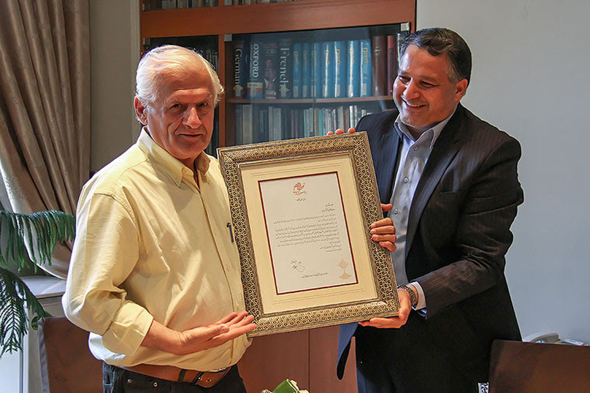 تجلیل از دکتر اکبر عالمی به مناسبت روز معلم