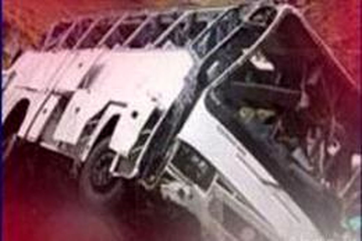 یک کشته و ۷ مجروح در حادثه واژگونی دو اتوبوس