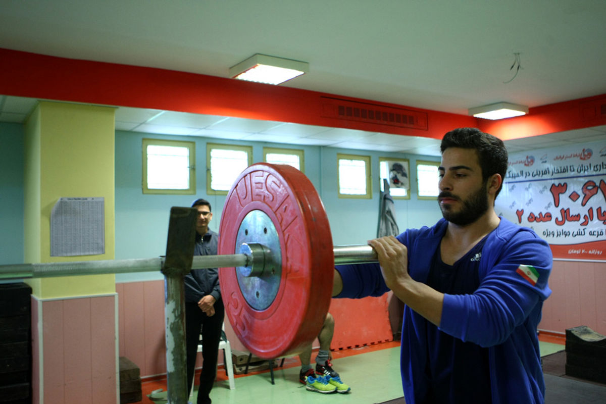 وقتی کیانوش حاشیه را لیفت می کند