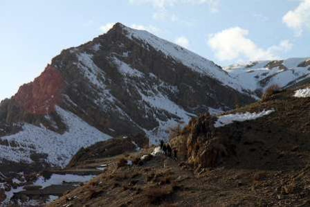 انتقال جسد یک کوهنورد با تلاش سه ساعته امدادگران هلال احمر بروجن