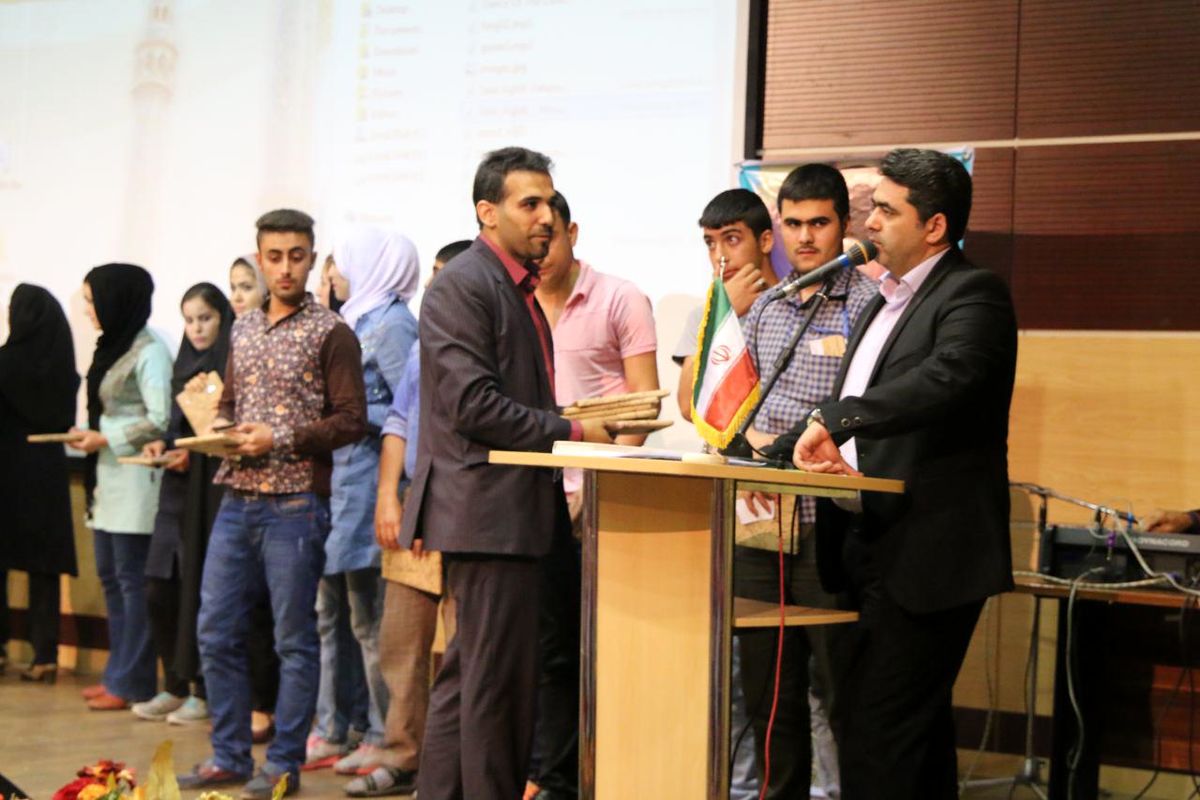 تقدیر از جوانان نمونه در حوزه های هنری، ورزشی، مذهبی، سیاسی و اجتماعی