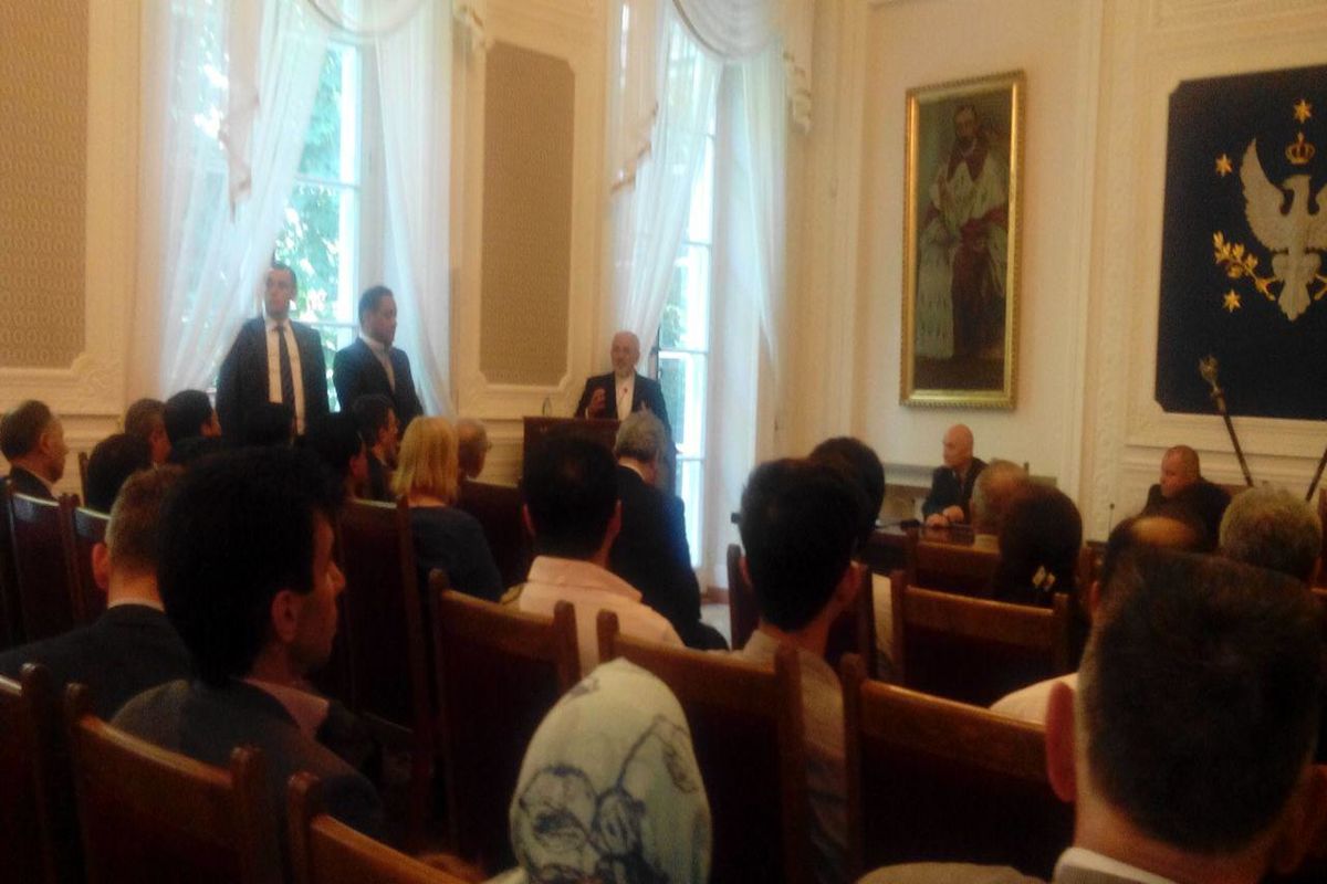 ظریف در جمع دانشجویان دانشگاه ورشو حاضر شد