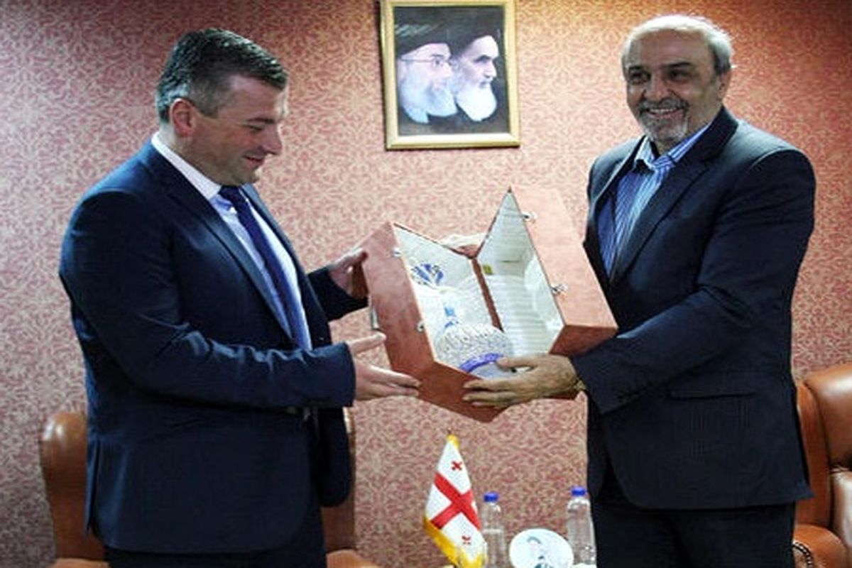 نشان خرد در دستان وزیر ایرانی +عکس