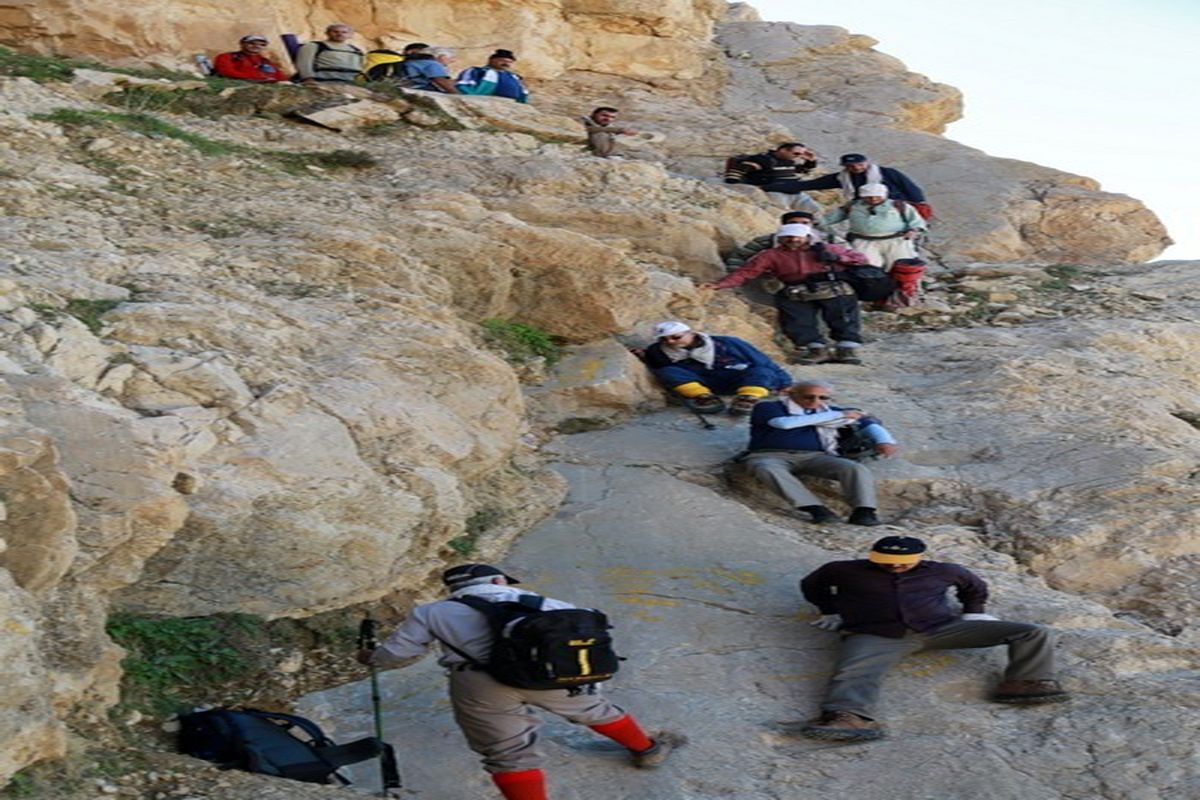 صعود سراسری کوهنوردان استان کرمانشاه به قله «بدر» شهرستان سنقروکلیایی