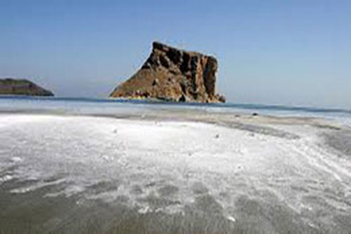 وضعیت دریاچه نمک قم بحرانی‌تر از دریاچه ارومیه