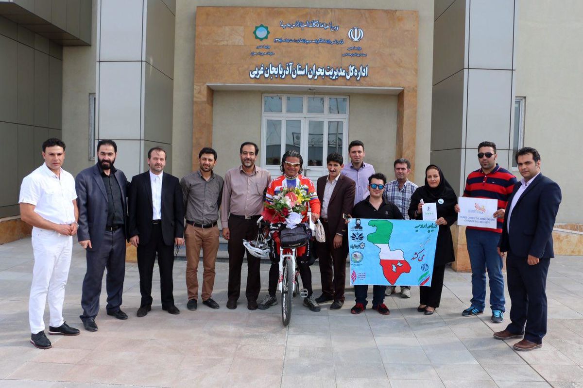 پس از پیمایش یک هزار کیلومتر،دوچرخه سوار تهرانی حامی دریاچه ارومیه به ارومیه رسید