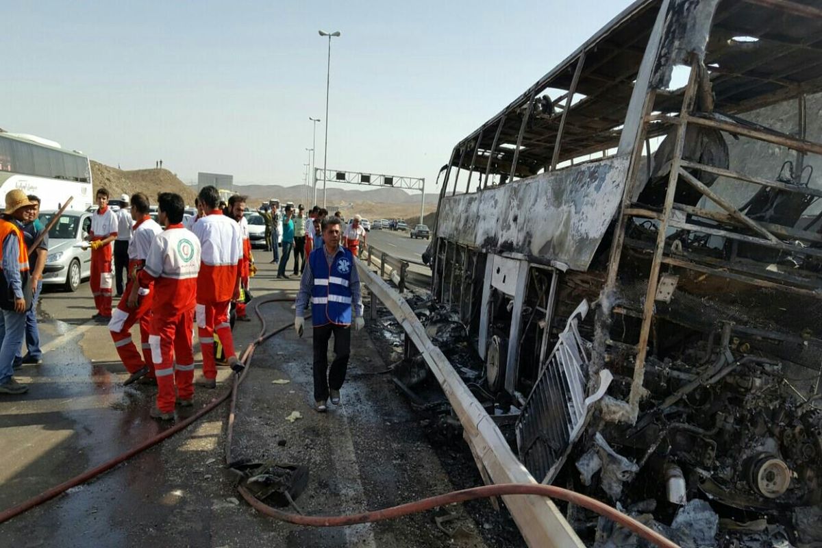 حال دو نفر از مصدومان حادثه اتوبوس قم تهران وخیم است