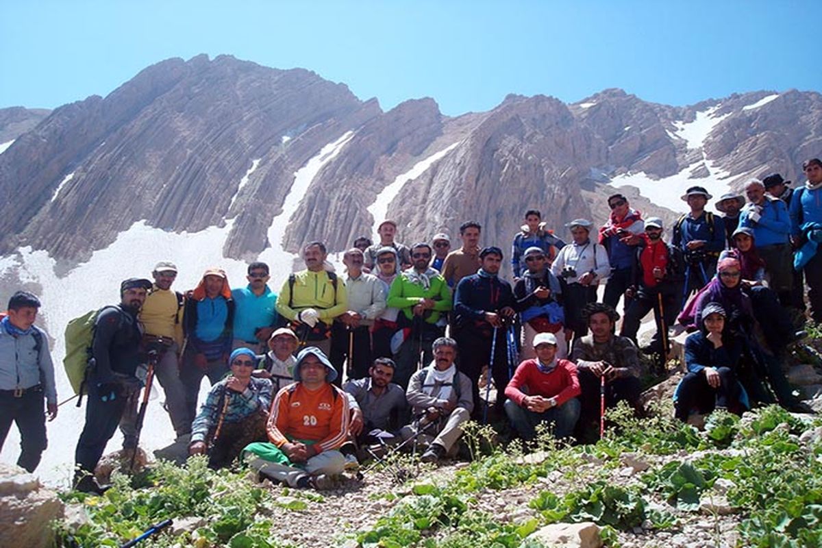 صعود مشترک کوهنوردان استان به قله ۴۰۰۰ متری آب سفید زردکوه بختیاری