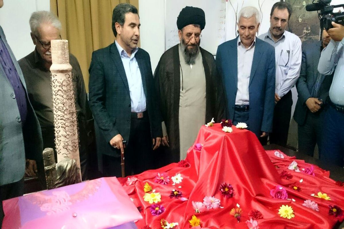 رونمایی از کتابهای «مجموعه مقالات همایش ملی شمس تبریزی سال۹۴» و «۴کتاب در حوزه خوی پژوهی» با حضور مسئولین خوی