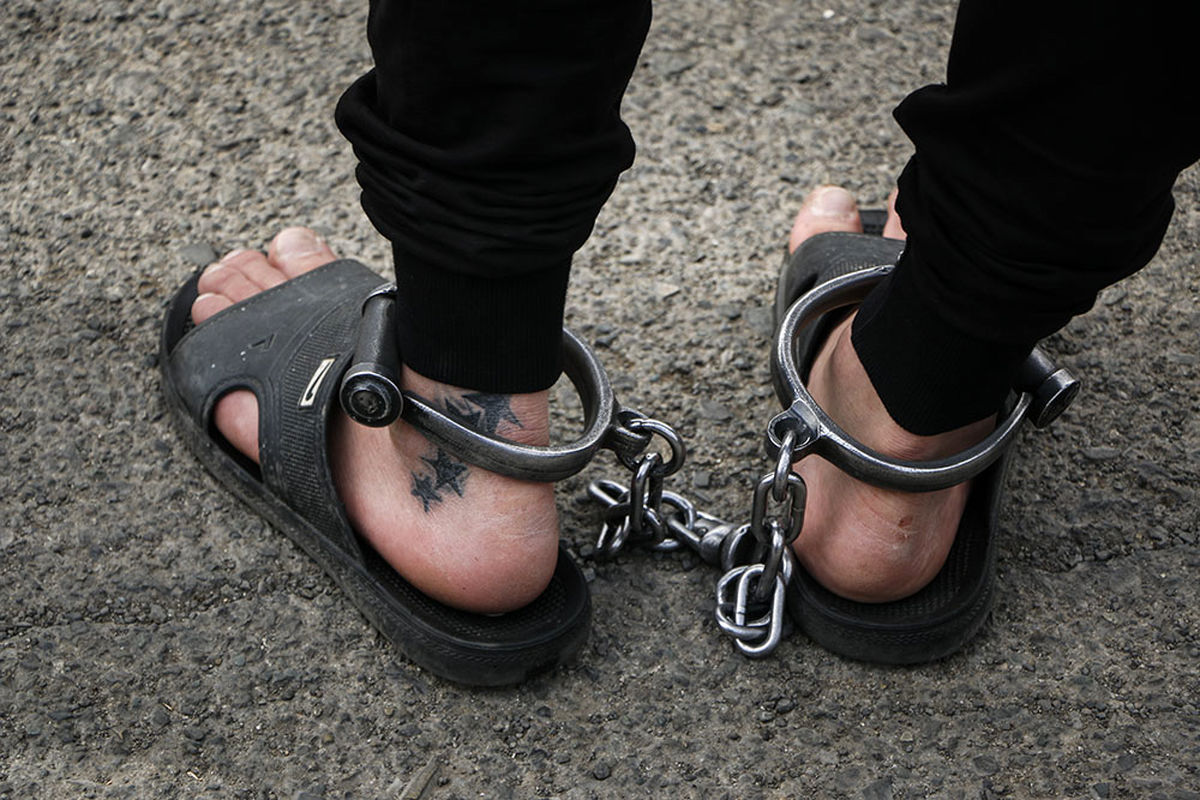 دستبند پلیس کهنوج بر دستان سارق سیم و کابل