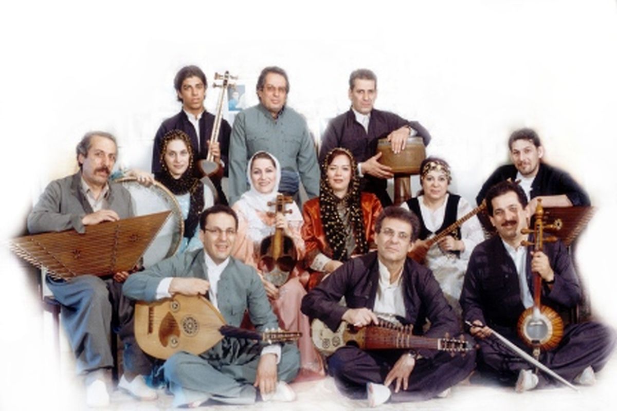 کامکارها  قطعات فارسی و کردی می نوازند