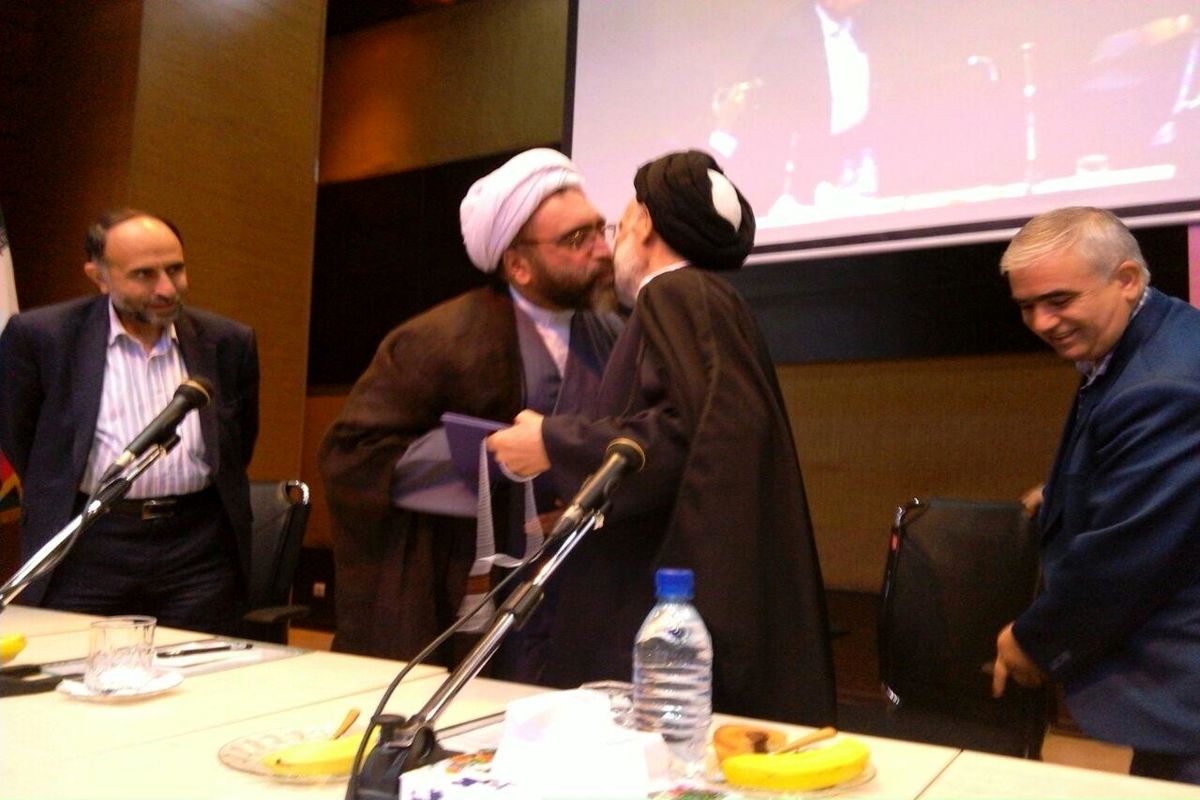 اهدای حکم رهبر انقلاب اسلامی به نخستین نماینده ولی‌فقیه در خراسان جنوبی