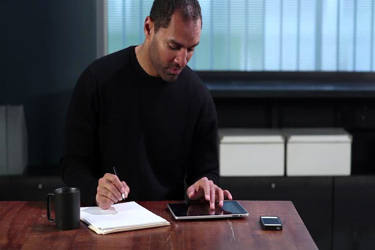 با این ۱۰ کار در محیط کارتان تک باشید