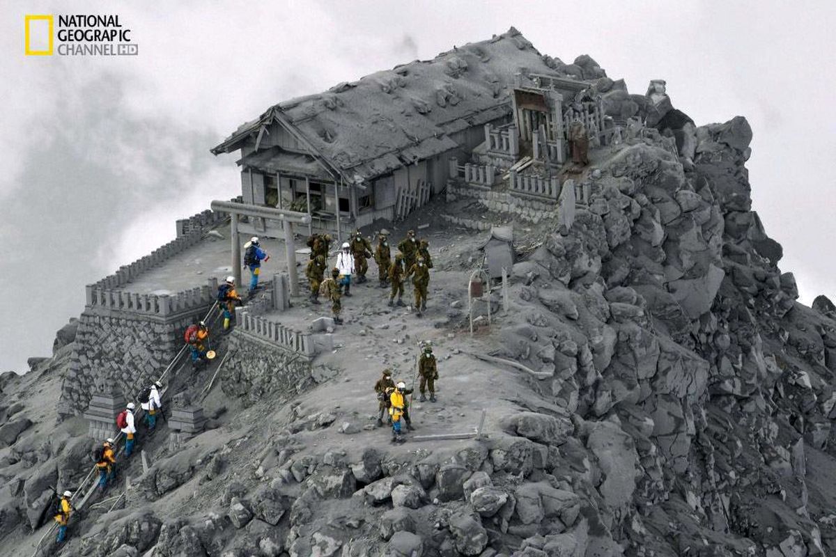 معبدی پوشیده از خاکستر آتشفشانی در ژاپن