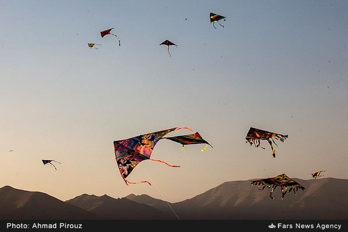 بادبادک ها بر فراز دریاچه ارومیه به پرواز درمی آیند