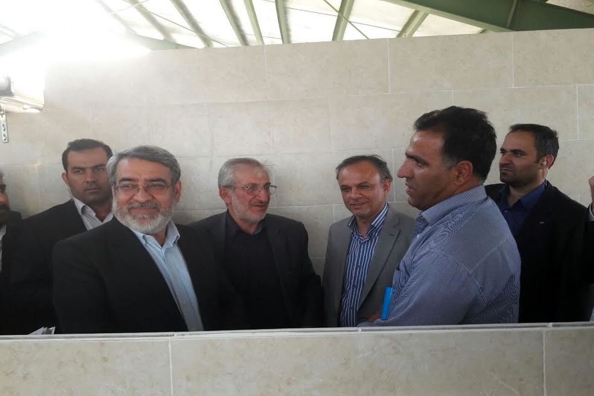 وزیر کشور از کارگاه قالیبافی شهرستان قلعه گنج بازدید کرد