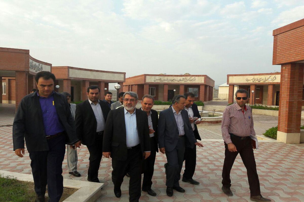 وزیر کشور از کارخانه آب میوه شهرستان قلعه گنج بازدید کرد