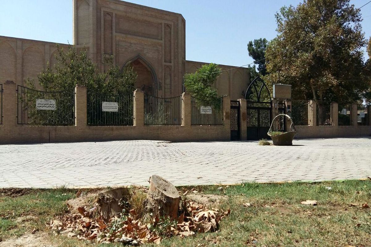 درختان مسجد جامع ورامین غیب می‌شوند