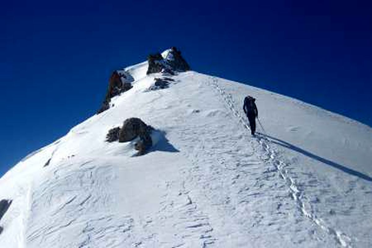 صعود بانوی شیروانی به دو قله البرز مرکزی  صعود کرد