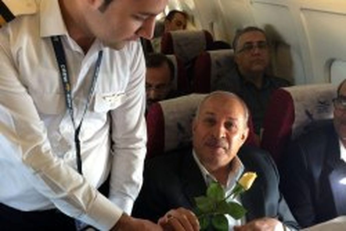 تکریم سالمندان با اهدای گل در پروازهای شرکت هواپیمایی کیش