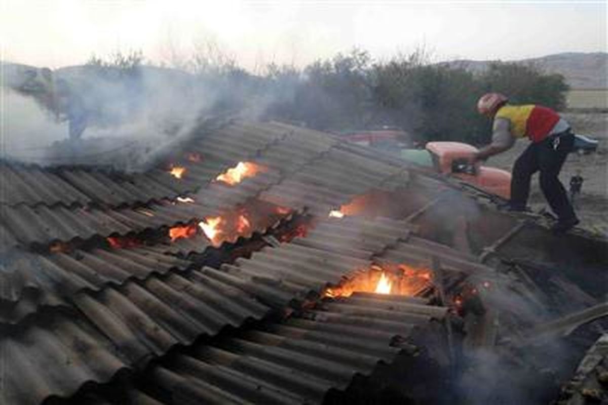 آتش سوزی انبار علوفه در روستای دالی زال بک مهار شد/ببینید