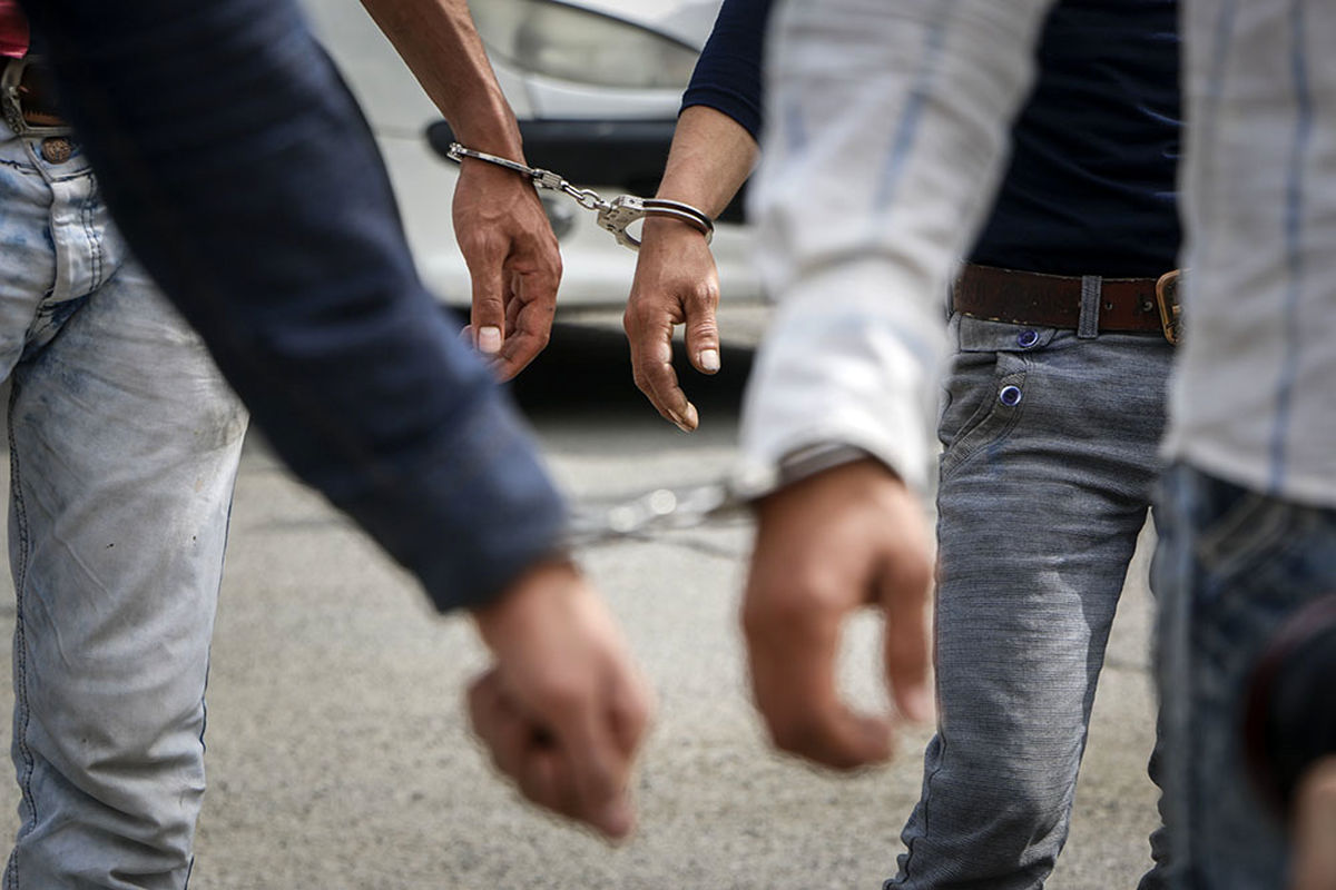 دستبند پلیس فارس بر دستان سارق درون خودرو