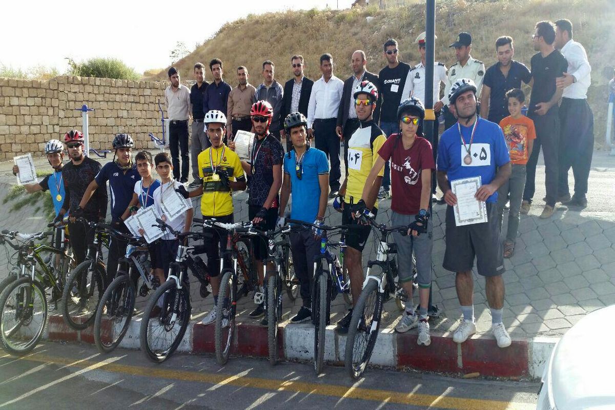 مسابقه دوچرخه سواری کوهستان به مناسبت گرامیداشت هفته دفاع مقدس در پیرانشهر