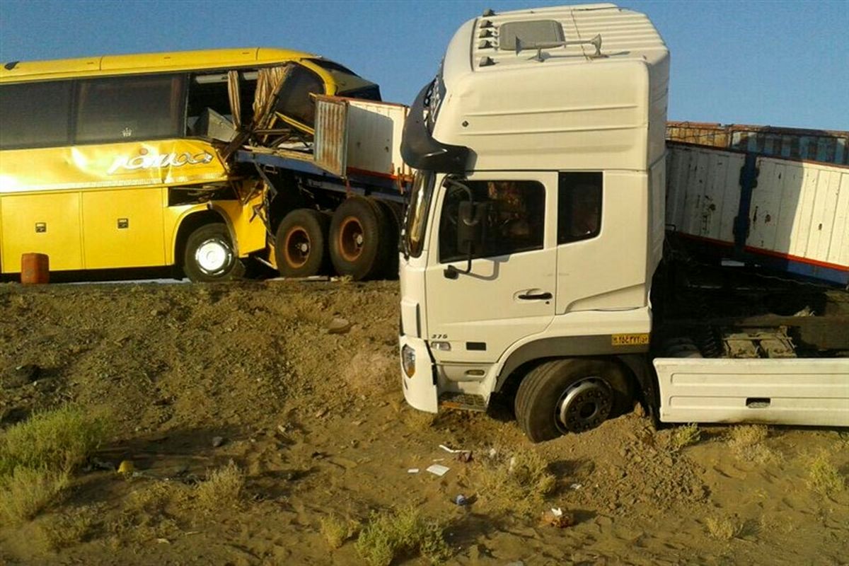 سه کشته و زخمی در برخورد اتوبوس با کامیون در محور زاهدان - بم