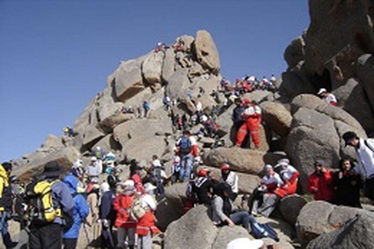 صعود سراسری دانشجویان همدان به قله الوند