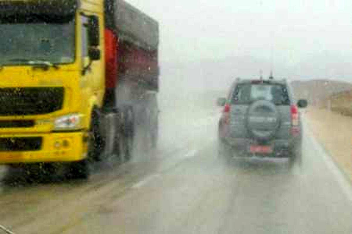 بارش باران سبب لغزندگی جاده های البرز شده است