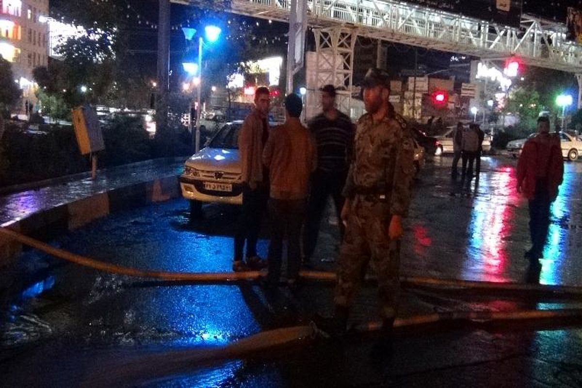 خدمات رسانی پلیس لرستان به خودروهای گرفتار درسیلاب شب گذشته خرم آباد