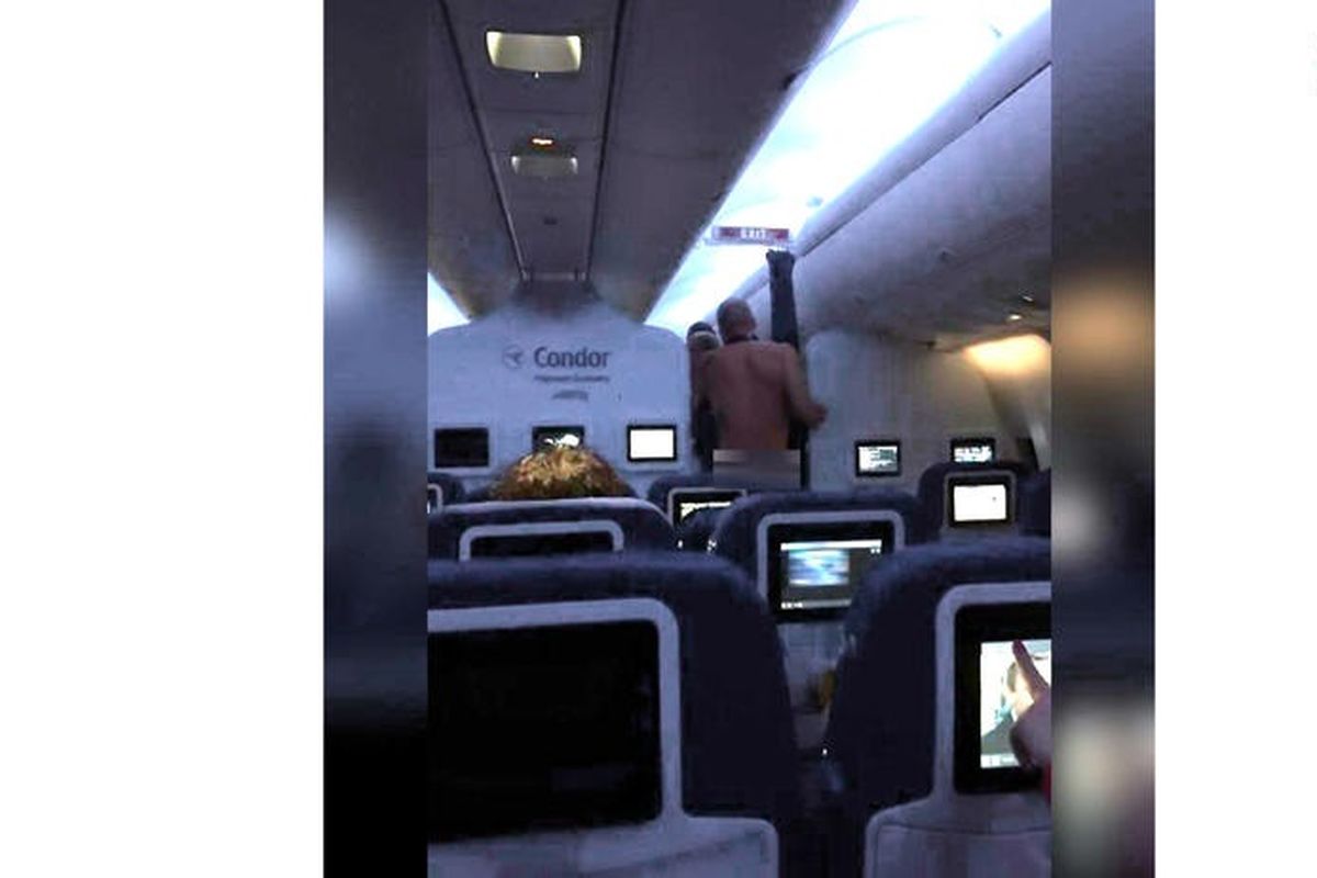 مرد برهنه باعث فرود اضطراری هواپیما شد