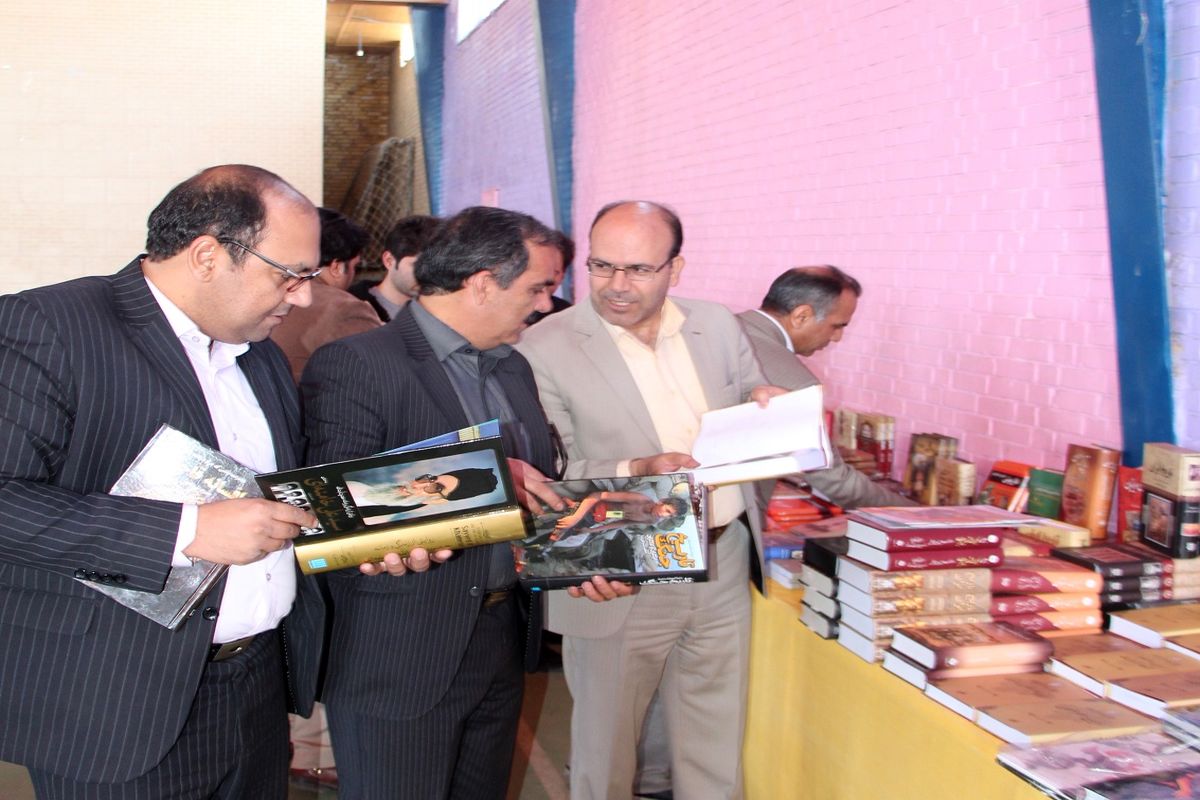 بازدید رئیس و معاونین دانشگاه آزاد اسلامی واحد سیرجان از نمایشگاه کتاب