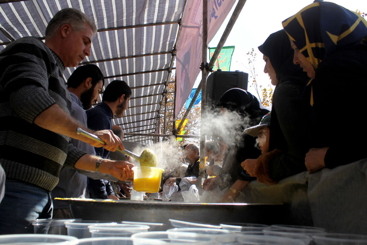 پخت و توزیع ۱۴ تن شله‌زرد صلواتی در شیراز در سالروز آغاز امامت حضرت مهدی(ع)